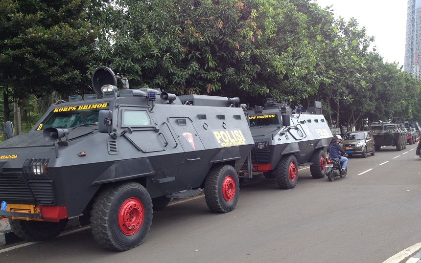 Sejumlah kendaraan taktis aparat yang diparkir di belakang gedung DPR/MPR RI. Foto Deni/Nusantaranews