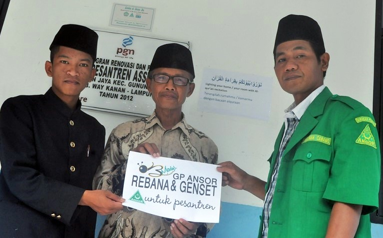 Sekretaris Dewan Penasehat Ansor Way Kanan Supri Iswan menyerahkan bantuan genset dan rebana secara simbolis kepada Pengasuh Pesantren Assiddiqiyah 11 Kiai Imam Murtadlo Sayuthi/Foto: Dok. PC GP Ansor Way Kanan