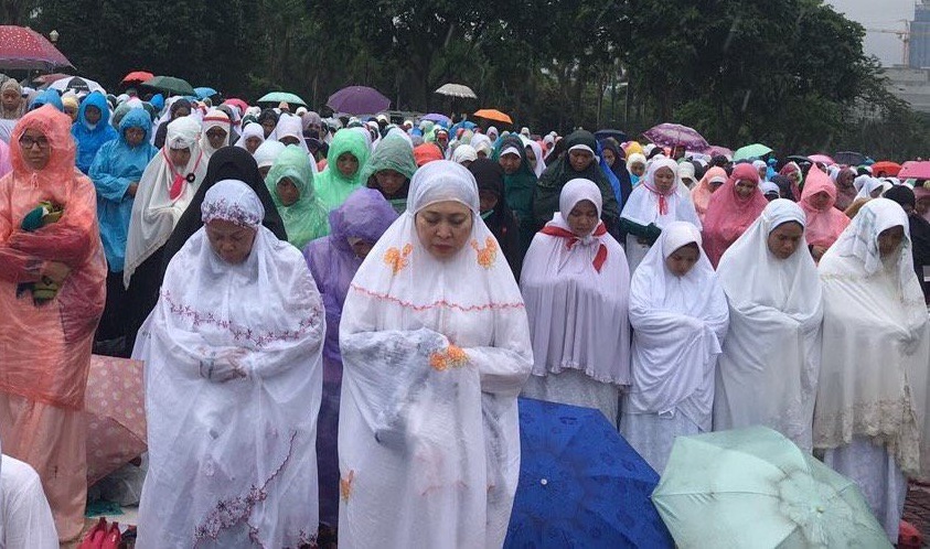 Titiek Soeharto saat melakukan shalat berjamaah. foto via azwirnazar