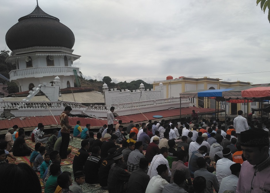 Warga Pidie Jaya menjalankan shalat jum'at. Foto andika/nusantaranews