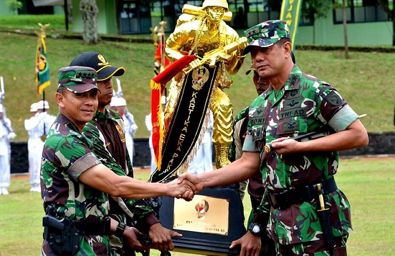 Penyerahan piala bergilir oleh Kasad kepada Kodam XVI/Pattimura/Foto: Dok. Dispenad