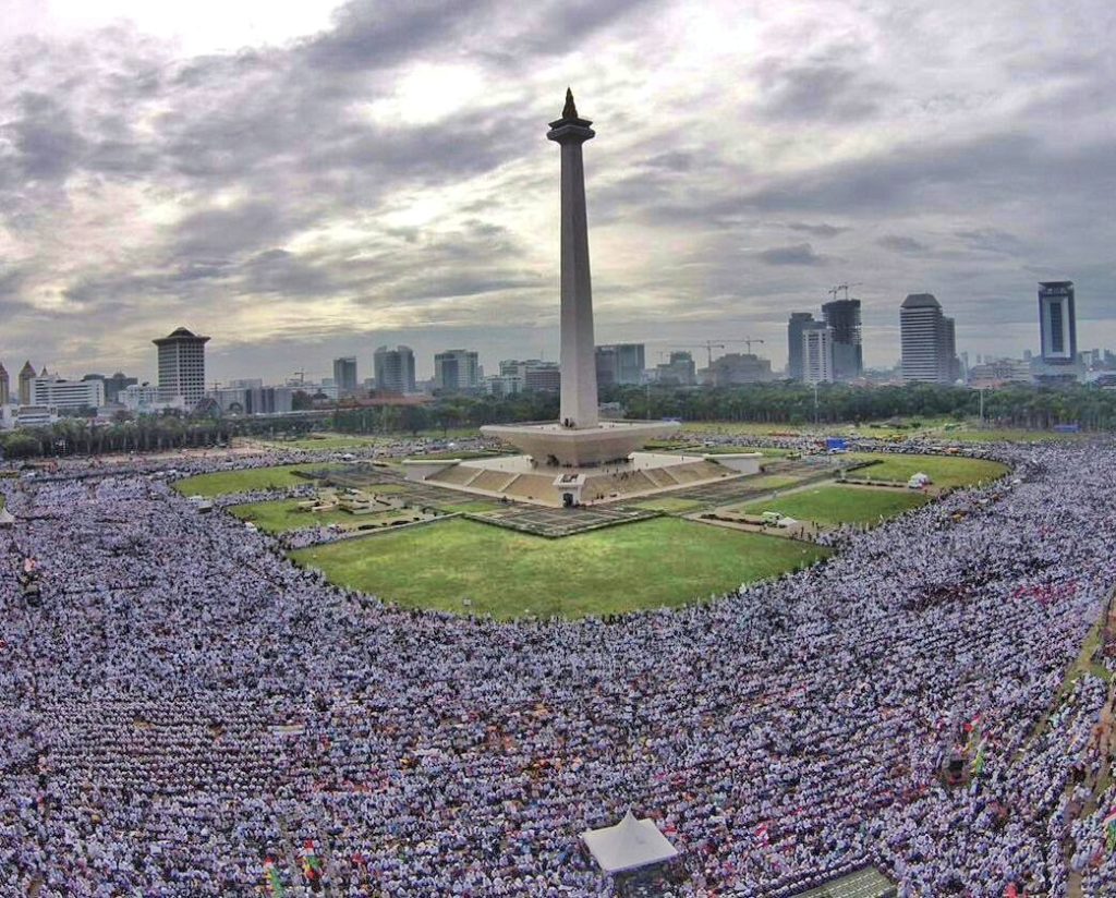 Wajah Monas dibaluti umat Islam dalam rangka Aksi Super Damai 2 Desember/Foto: Dok. Istimewa (@ozhanholmes)