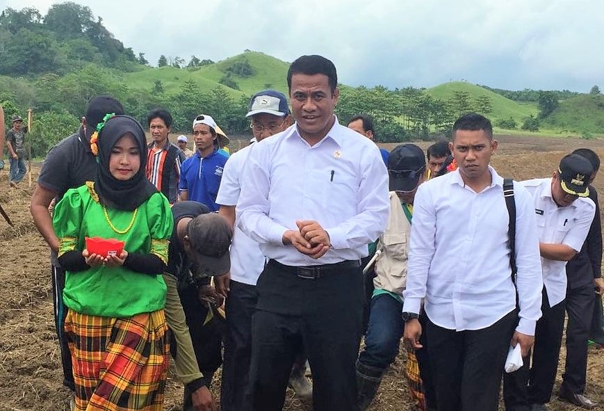 Mentan Amran di sela-sela melakukan tanam perdana benih jagung hibrida di Desa Tetewatu, Kecamatan Wiwirano, Kabupaten Konawe Utara, Sulawesi Tenggara, Kamis (12/1/2017)/Foto: Humas Kementan