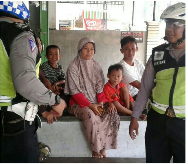 Anggota Polantas Polres Ponorogo berdialog bersama masyarakat dalam Program Siaga. Foto: Muh Nurcholis/Nusantaranews