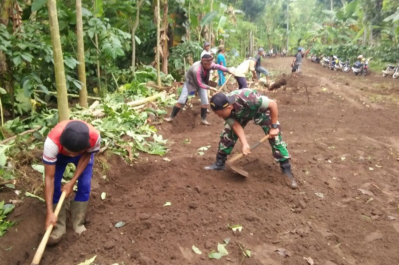 Bantu Warga, Sempolan Jember Lakukan Karya Bakti. Foto Sis/Nusantaranews