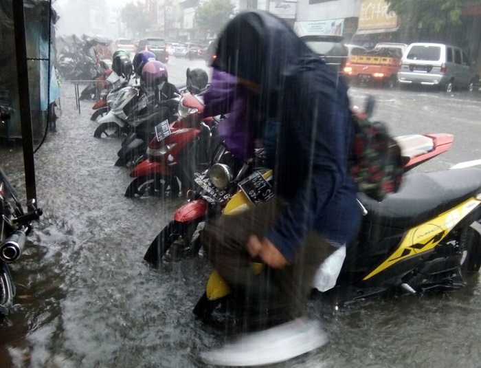 Cuaca ekstrim teror kota Yogyakarta. Foto via @Sutopo_BNPB