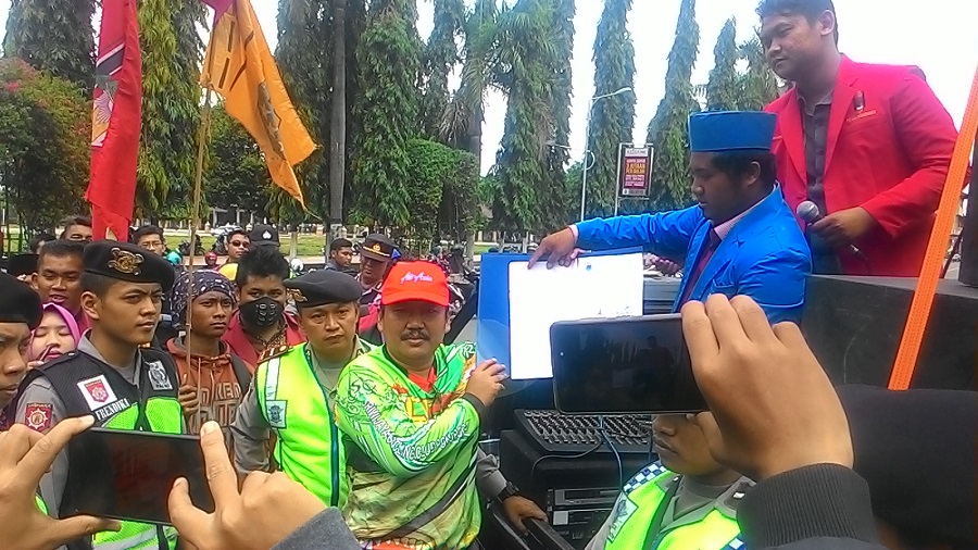 DPRD Ponorogo temui para demonstran. Foto Nurcholis/Nusantaranews