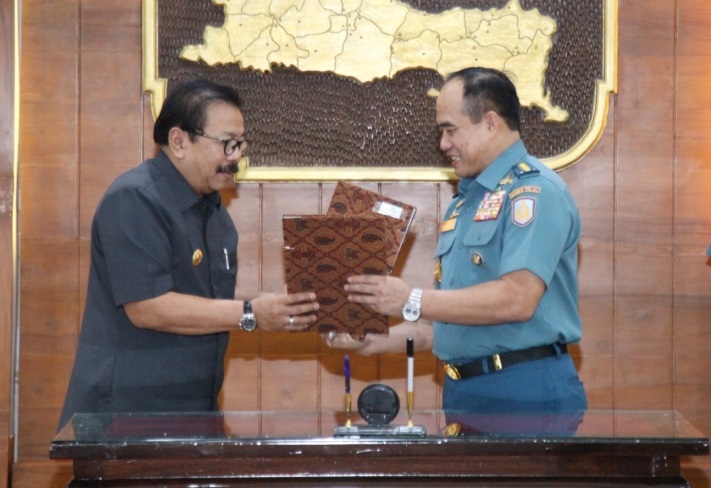 Gubernur Jatim Soekarwo bersama Kasal Laksamana TNI Ade Supandi saling menyerahkan MoU Bidang Pendidikan dan Pelatihan Peningkatan SDM di Jatim. Foto Tri Wahyudi/Nusantaranews