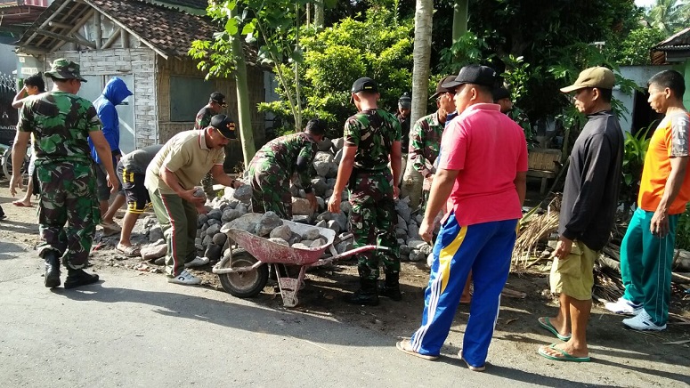 Koramil 0824/19 Umbulsari Bersama Masyarakat Melaksanakan Karya Bakti Normalisasi Saluran Air Irigasi Ds Tegalwangi/Foto Sis24