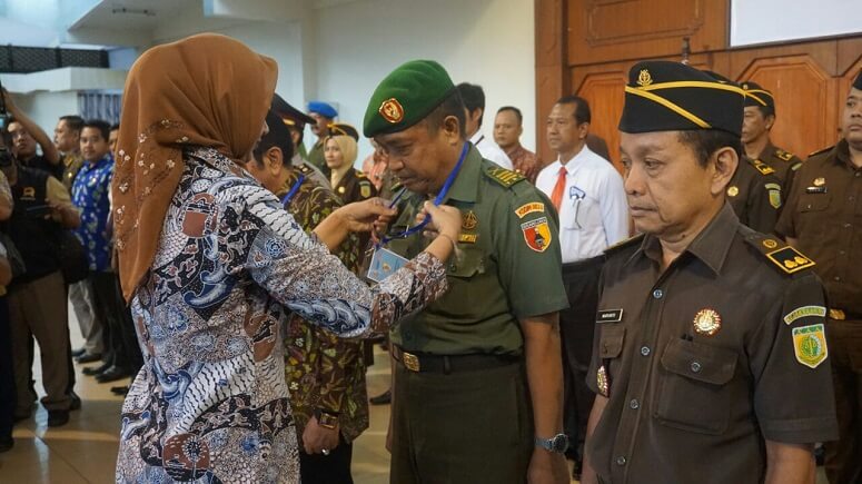 Bupati Jember Faida MMR lantik Satuan Tugas (Satgas) Saber Pungli, Jumat (20/1/2017)/Foto Sis24