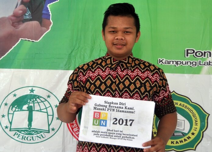 Kader Nahdlatul Ulama menunjukkan foto promosi BPUN Way Kanan 2017. Foto Dok. Pribadi