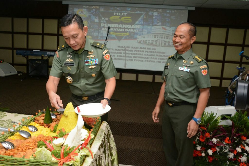 Kadispenad, Brigjen TNI M.S Fadhilah, saat memotong tumpeng. foto Dok. Dispenad