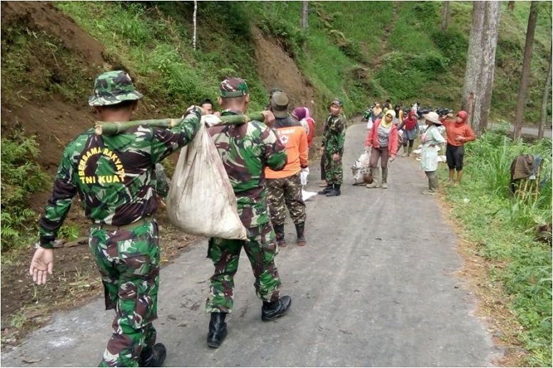 Anggota Koramil 0804/05 Poncol Bahu Membahu Dengan Masyarakat/Foto: tsr/prspen081