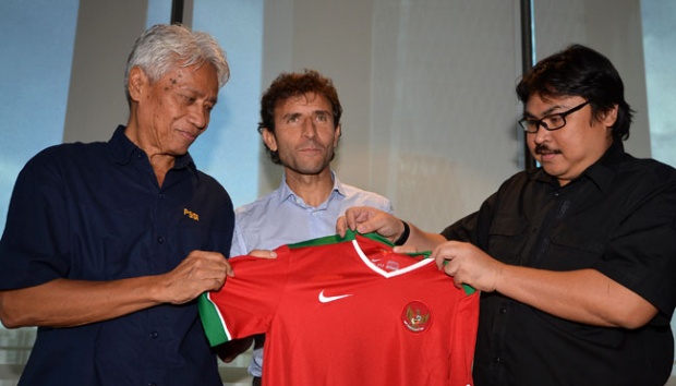 Luis Milla (tengah) Pelatih Baru Timnas garuda U-22. Foto IST