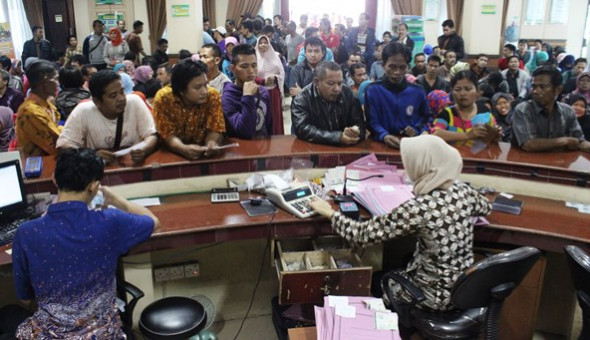 Masyarakat tampak sedang mengurus STNK dan BPKB. Foto Ilustrasi via jppn