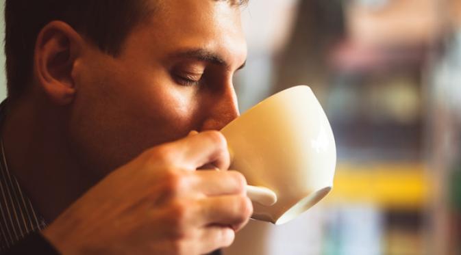 Orang Sedang Minum Kopi. Foto Ilustrasi