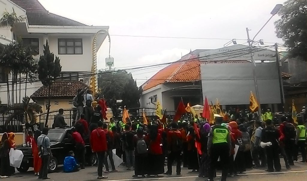 Para Pengunjuk Rasa Memenuhi Depan Kator DPRD Ponorog. Foto NURCHOLIS/Nusantaranews