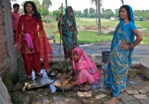 Perempuan-Perempuan Uttar Pradesh, India. Foto via brandeiscrawford