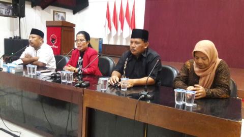 Sekretaris DPD PDIP Jatim, Sri Untari (Baju Merah). Foto Tri Wahyudi/Nusantaranews