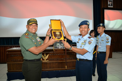 Tampak pada foto, Panglima TNI Gatot Nurmantyo menerima cenderamata dari Komandan Seskoau Marsda TNI Dedy N. Komara, S.E. Foto dok. Seskoau