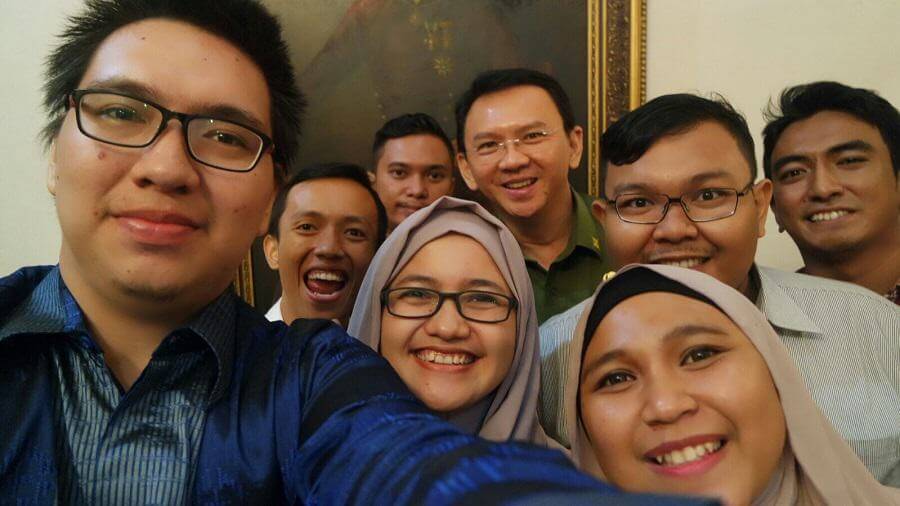 Teman Ahok berfoto selfi bareng. Foto Ilustrasi/IST