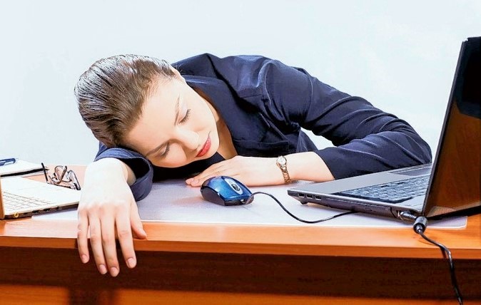 Ilustrasi tidur siang di kantor/Foto: Irish Daily Star