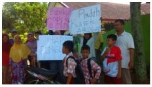 Orang Tua Murid Ponorogo Demo Kasek Nakal/Foto Nurcholis