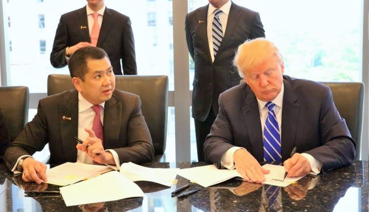 Hary Tanoe dan Donald Trumd dalam sebuah penandatangan Kontrak Kerjasama/Foto: skanaa.com