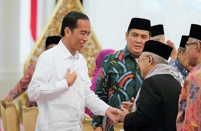 Presiden Joko Widodo menyalami Kyai Ma'ruf Amin/FotoCrop via Vidio.com