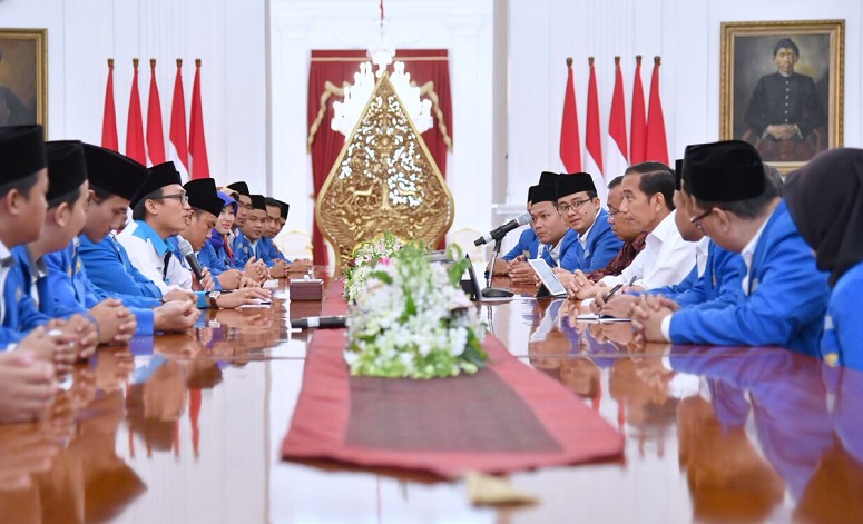 Presiden Joko Widodo (Jokowi) saat berdiskusi dengan Ketua Umum Pengurus Besar Pergerakan Mahasiswa Islam Indonesia (PB PMII) Aminuddin Ma'ruf dan jajarannya di Istana Merdeka, Jumat (3/2/2017)/Foto: Dok. Humas Setneg