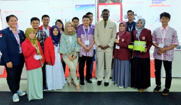 Foto bersama mahasiswa Unhan dengan Deputi Menteri Edukasi dan Pendidikan Tinggi II Malaysia Datuk P. Kamalanathan dan sebagian peserta Expo lainnya dari Indonesia/Foto: Dok. Unhan