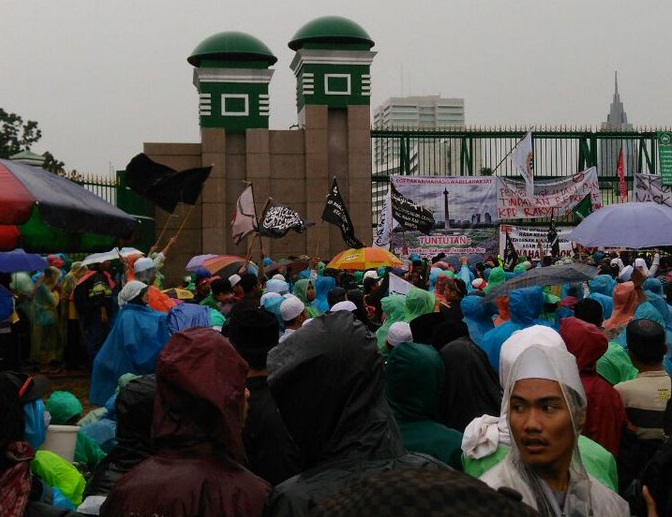 Hujan Tak Halangi Aksi 212 Datangi Gedung DPR/Foto via @Jims_Ng