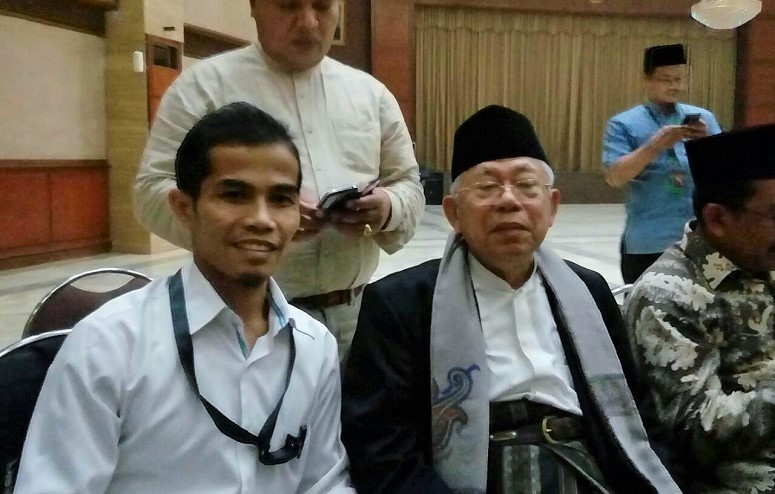 Sekretaris PP Pemuda Muhammadiyah, Pedri Kasman (KIRI) saat bersama KH Ma'ruf Amin di sela-sela persidangan kasus penistaan agama, Selasa (31/1/2017) lalu./Foto: Dok. edunews.id