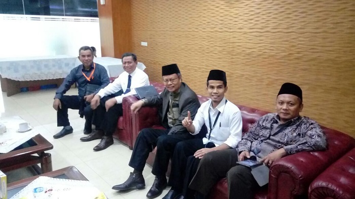 Prof. Yunahar Ilyas (tengah), Sekretaris PP Pemuda Muhammadiyah Pedri Kasman, Komandan Kokam PP Pemuda Muhammadiyah Mashuri Masyhuda, Sekretaris PP Pemuda Muhammadiyah Ihsan Marsha, Penasehat hukum Agung Rachmat Hidayat/Foto: Dok. PP Pemuda Muhammadiyah