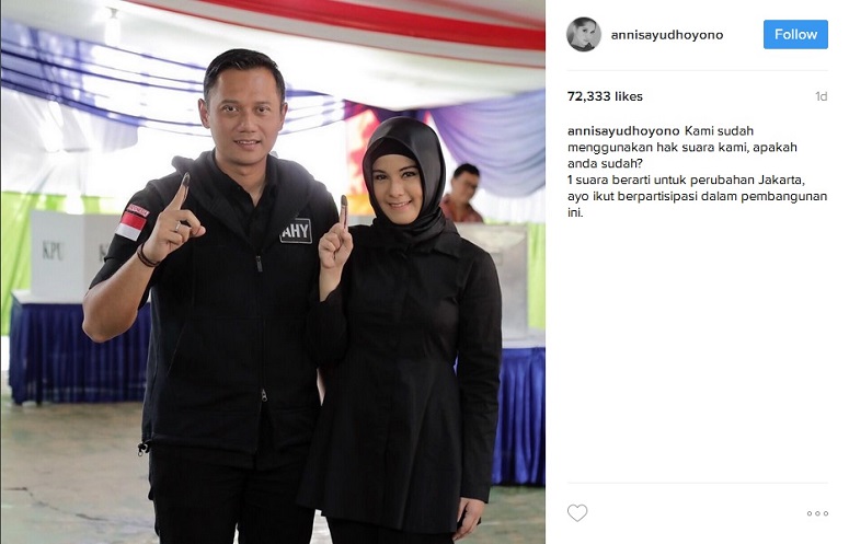 Annisa Pohan bersa sang Suami, AHY, mengacungkan tulunjuk berlumuran tinta usai mencoblos/Foto: Dok. IG annnisayudhoyono