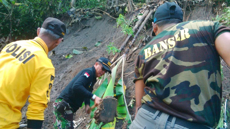 Karya Bhakti Perbaikan Tanah Longsor Kodim Madiun bersama Banser/Foto Dok Pribadi/Nusantaranews