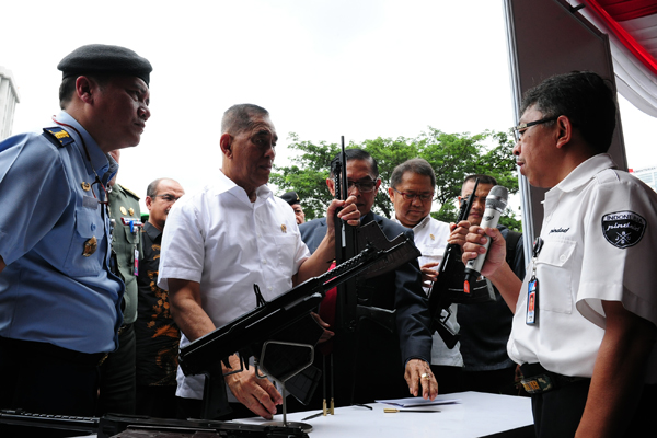 Menteri Pertahanan Ryamizard Ryacudu Pegang Produk Senjata Buatan Anak Bangsa/Foto Dok. humas kemhan