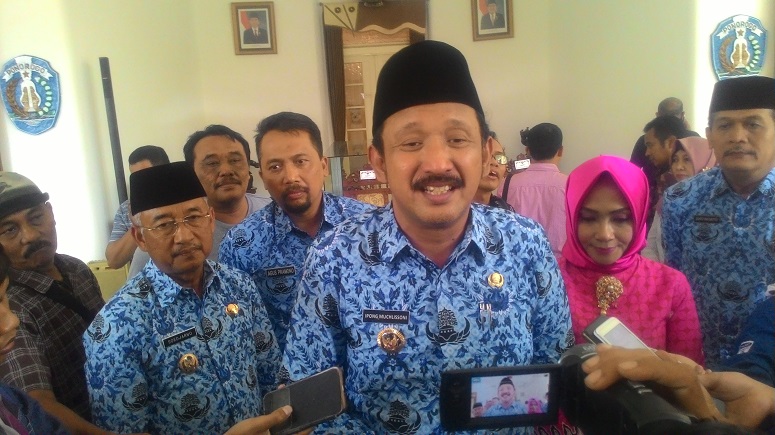 Bupati Ponorogo, Ipong Muchlissoni usai Jumpa Pers Setahun Ipong-Djarno memimpin Ponorogo bersama puluhan wartawan di Pringgitan Rumah Dinas Bupati Ponorogo, Jum'at (17/2)/Foto Muh Nurcholis