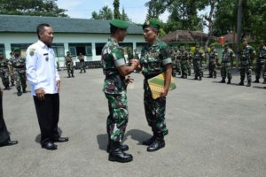 Pelda Mohamad Anwar Idris terima penghargaan atas aksinya berusaha selamatkan balita yang terseret arus sungai/Foto dim06/pen81