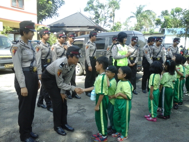 Polwan Lantas Polsek Pondok Aren Saat Menyapa Kedatangan Anak Anak PAUD/Foto: Dok. JWI