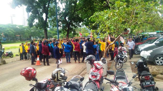 Sejumlah peserta demo di depan rumah SBY/Foto via okezone