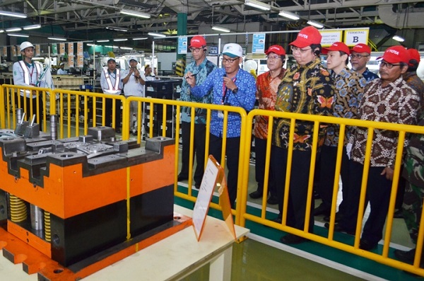 Menperin saat meninjau proses produksi komponen otomotif dari bahan baku polypropylene impact copolymer/Foto: Dok. Humas Kemenperin