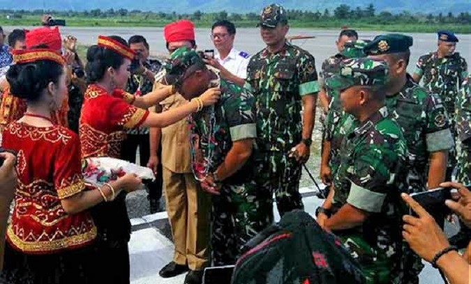 Pangdam XIII/Merdeka, Mayjen TNI Ganip Warsito mendapata kalungan bunga setibanya di Bandara Kasiguncu, Poso, Sulawesi Tengah, Kamis (5/1/2017)/Foto: Dok. Penrem 132/Tadulako