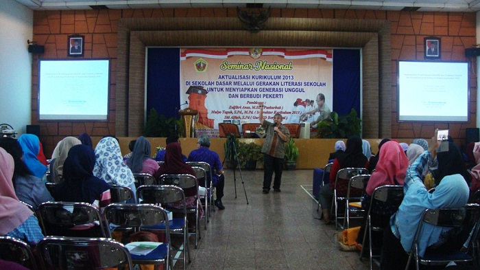 Seminar nasional bertajuk "Aktualisasi Kurikulum 2013 di Sekolah Dasar melalui Gerakan Literasi Sekolah untuk Menyiapkan Generasi Unggul dan Berbudi Pekerti", Rabu (15/3/2017)/Foto Rosidi / Humas UMK