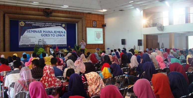 Seminar Manajemen dan Goes to UMKM bertajuk "Mengembangkan UMKM yang Kuat Guna Memenangkan Persaingan Global" di Auditorium Kampus UMK, Senin (13/3/2017)/Foto Rosidi/Humas UMK