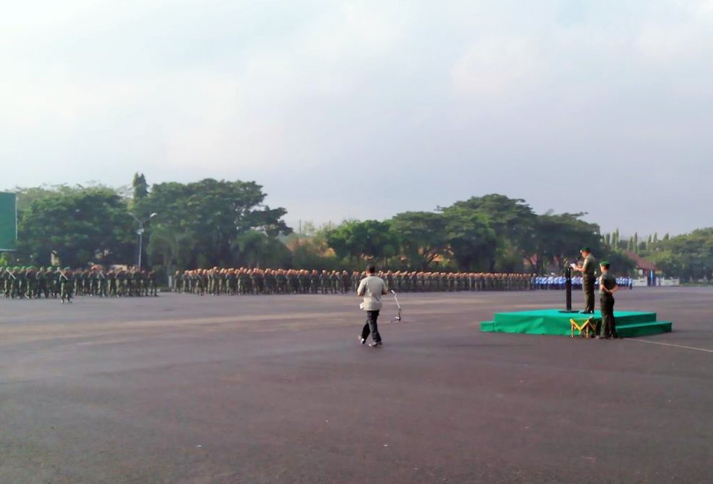 Pangdam V/Brawijaya, Mayjen TNI I Made Sukadana, memberikan penghargaan kepada anggota Kodim 0806/Trenggalek, Pelda M Idris, Bati TUUD Koramil 0806/10 Pule. Jumat, (17/3/17)/Foto Penrem081