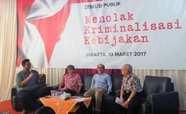 Kiri ke kanan: Moderator Pangeran Ahmad Nurdin, Peneliti Teknologi Energi dari ITB Yazid Bindar, Pengamat Ekonomi Faisal Basri, Pakar Hukum dari UI Erman Rajagukguk dalam sebuah diskusi bertajuk ??Melawan Kriminalisasi Kebijakan?? yang digelar di kantor MMD initiative, Menteng, Jakarta Pusat, Jumat (10/3/2017)/Foto: Dok. Kompas.com