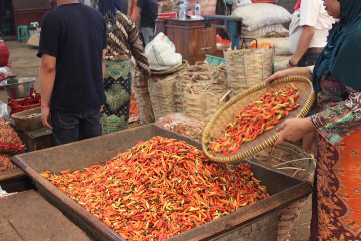 Penjual Cabai di Pasar Induk Kramat Jati/Foto Richard Andika / NUSANTARAnews