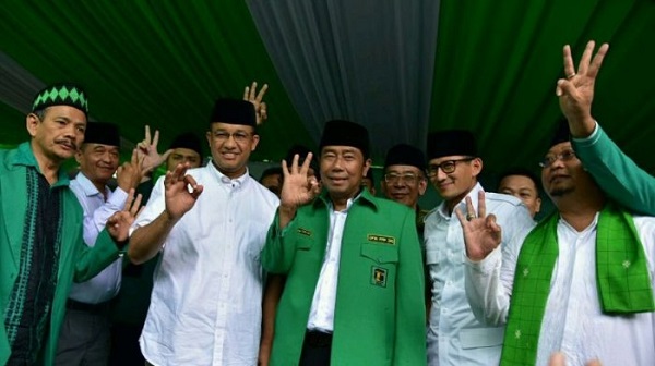 Anies Baswedan dan Sandiaga Uno berfoto bersama Abraham Lunggana (Haji Lulung) di DPW PPP Buaran, Jakarta Timur, Minggu (12/3/2017)/Foto: DOk. Warta Kota