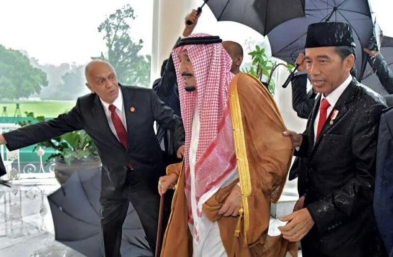 Presiden Jowi dampingi Raja Ralman saat hujan mengguyur deras/Foto: Dok. Presidential Palace/Agus Suparto